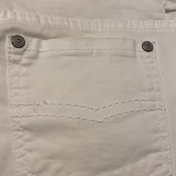 White shorts - Picture 4 of 6